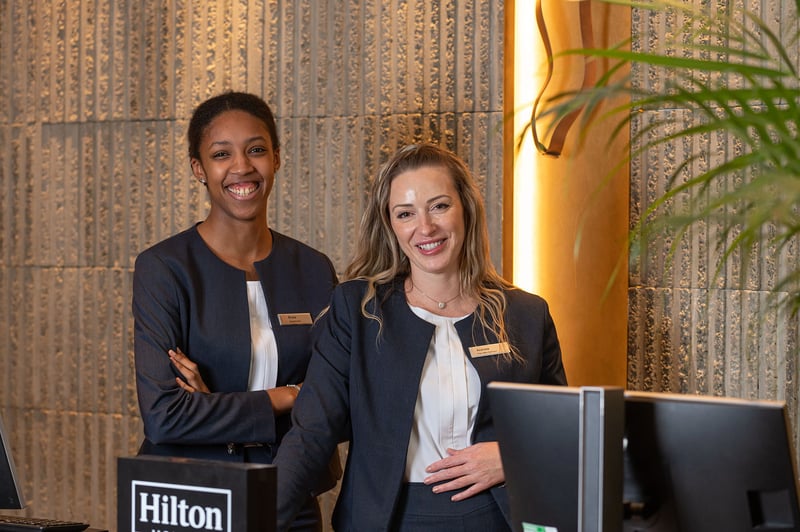 Hilton-Team-Members-at-Front-Desk_optimized